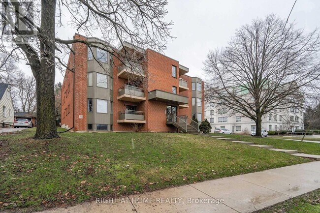 401 Erb St W in Waterloo, ON - Building Photo - Building Photo
