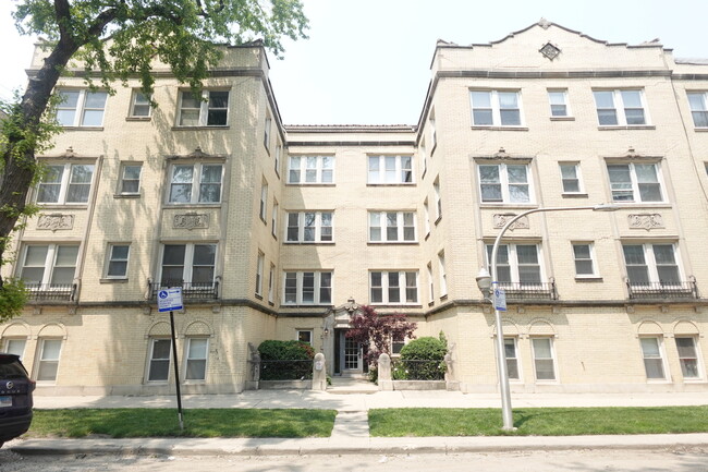 property at 2608 W Glenlake Ave