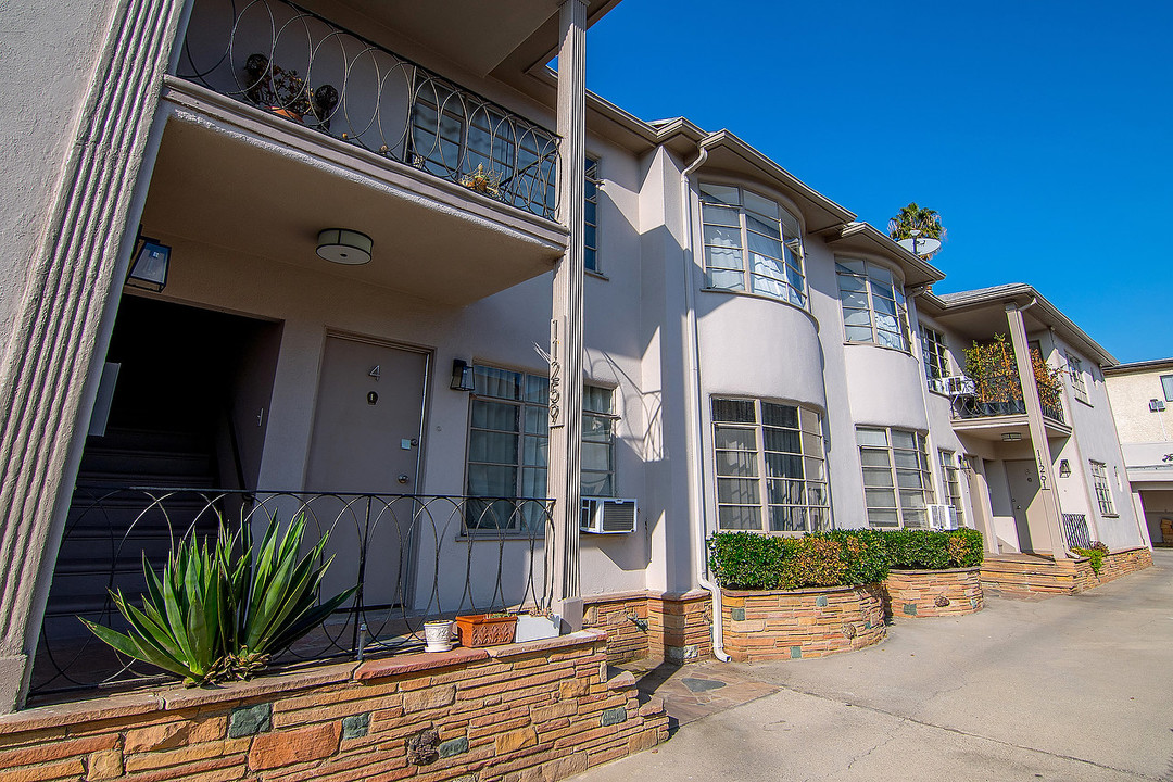 Estancia Apartments in North Hollywood, CA - Building Photo