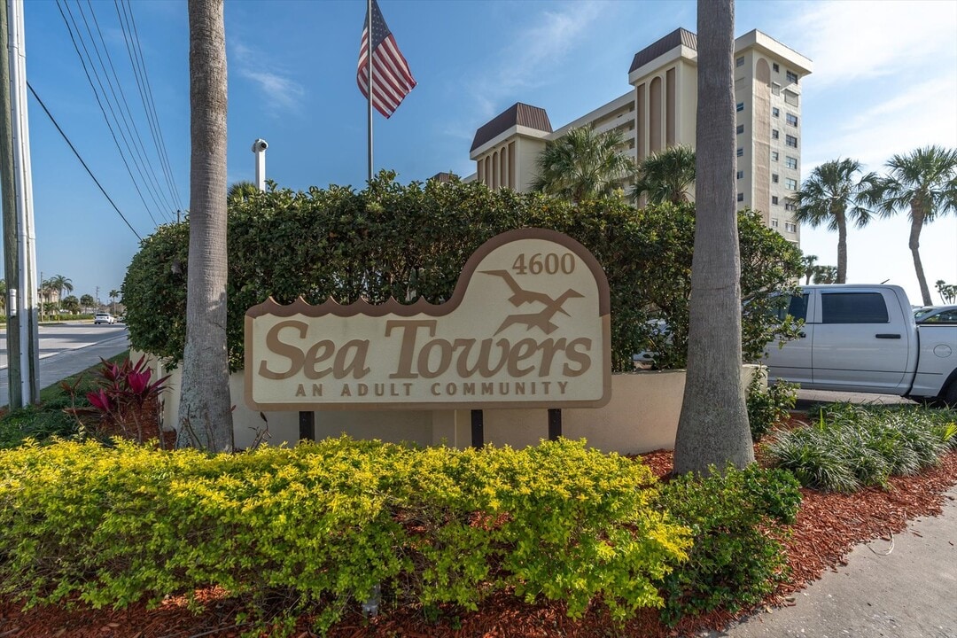 4550 Cove Cir, Unit #1105 in St. Petersburg, FL - Building Photo