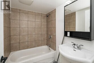 948 University Ave E in Windsor, ON - Building Photo - Building Photo