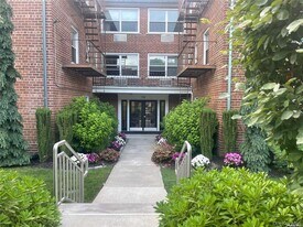 111 S Central Ave in Hempstead, NY - Building Photo