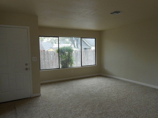 1733 Pleasant St in Redding, CA - Building Photo - Building Photo