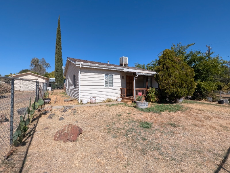 2431 Las Plumas Ave in Oroville, CA - Building Photo