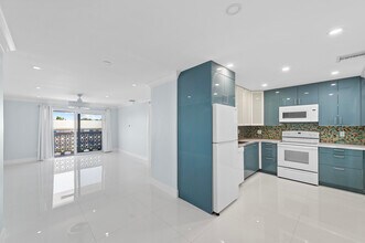 3220 Bayview Dr in Fort Lauderdale, FL - Foto de edificio - Building Photo