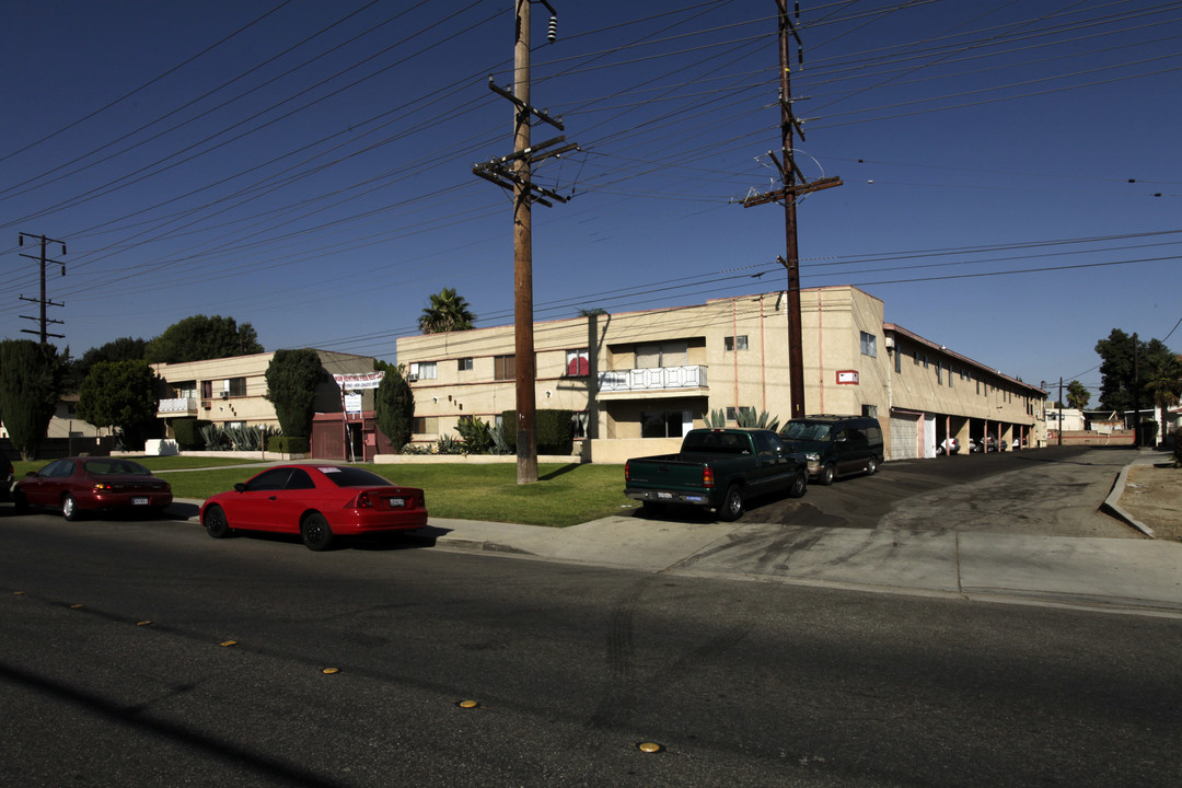 Dudley Manor in Pomona, CA - Foto de edificio