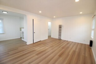 230 Avenue G in Redondo Beach, CA - Building Photo