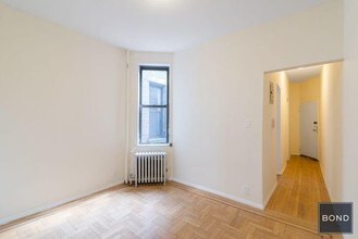 330 E 74th St-Unit -5B in New York, NY - Building Photo - Building Photo