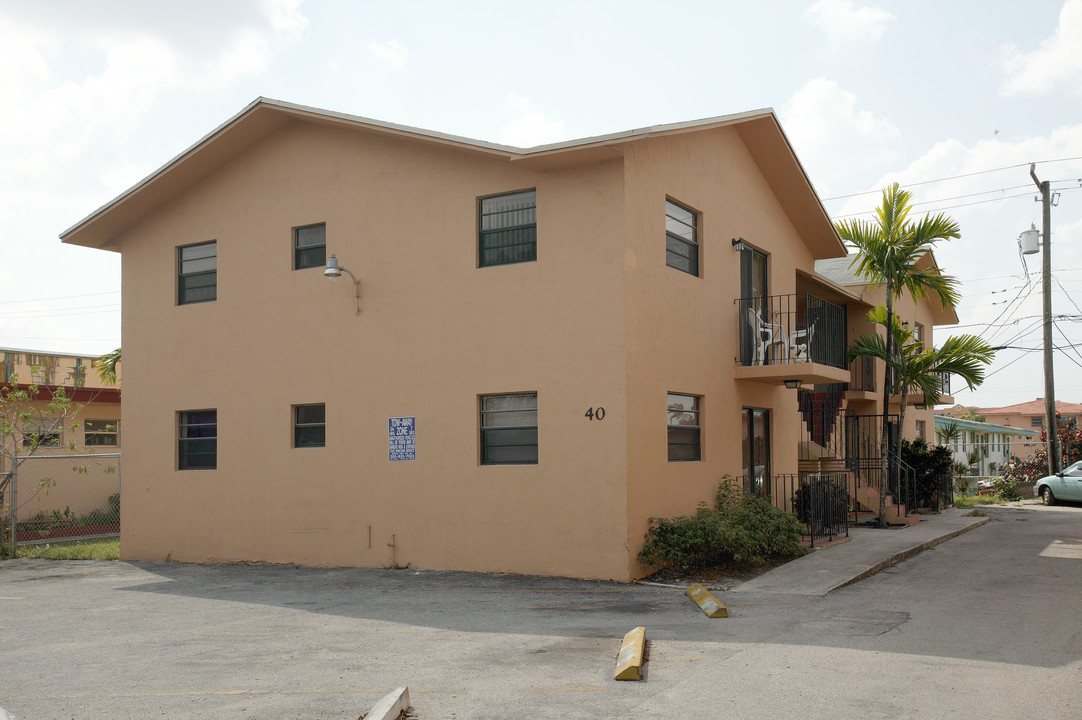 40 W 9th St in Hialeah, FL - Building Photo