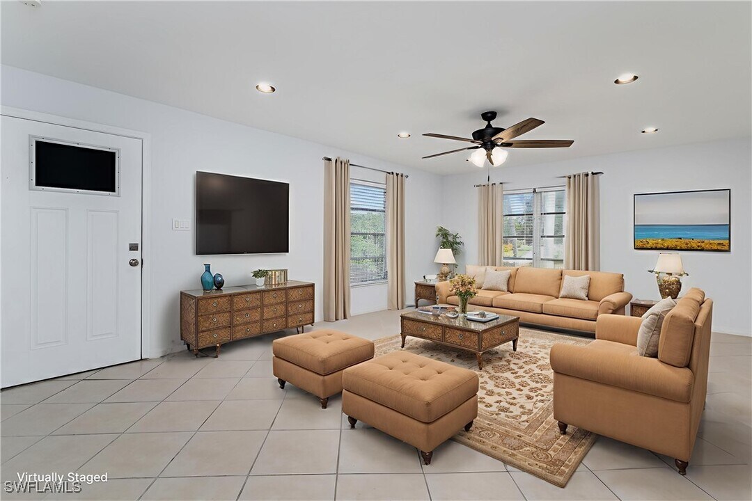 1080 Cypress Way E in Naples, FL - Building Photo