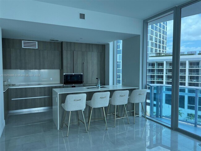 17550 Collins Ave, Unit 70 in Sunny Isles Beach, FL - Foto de edificio - Building Photo