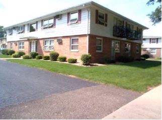 Brentwood Parkway Apartments in Madison, WI - Building Photo