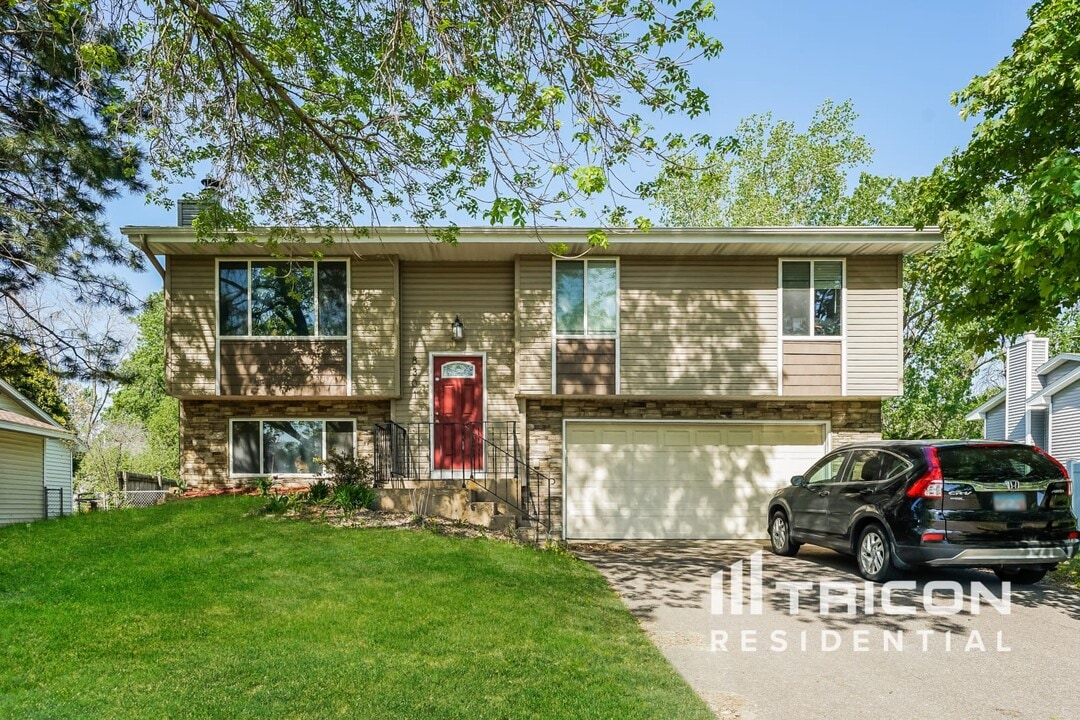 8301 Thomas Ave N in Minneapolis, MN - Building Photo