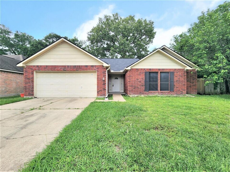5819 Flower Gate Dr in Spring, TX - Foto de edificio