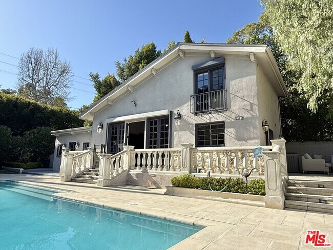 property at 927 N Rexford Dr