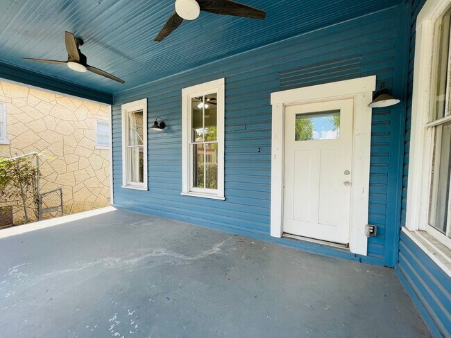 1818 E Houston St in San Antonio, TX - Building Photo - Building Photo