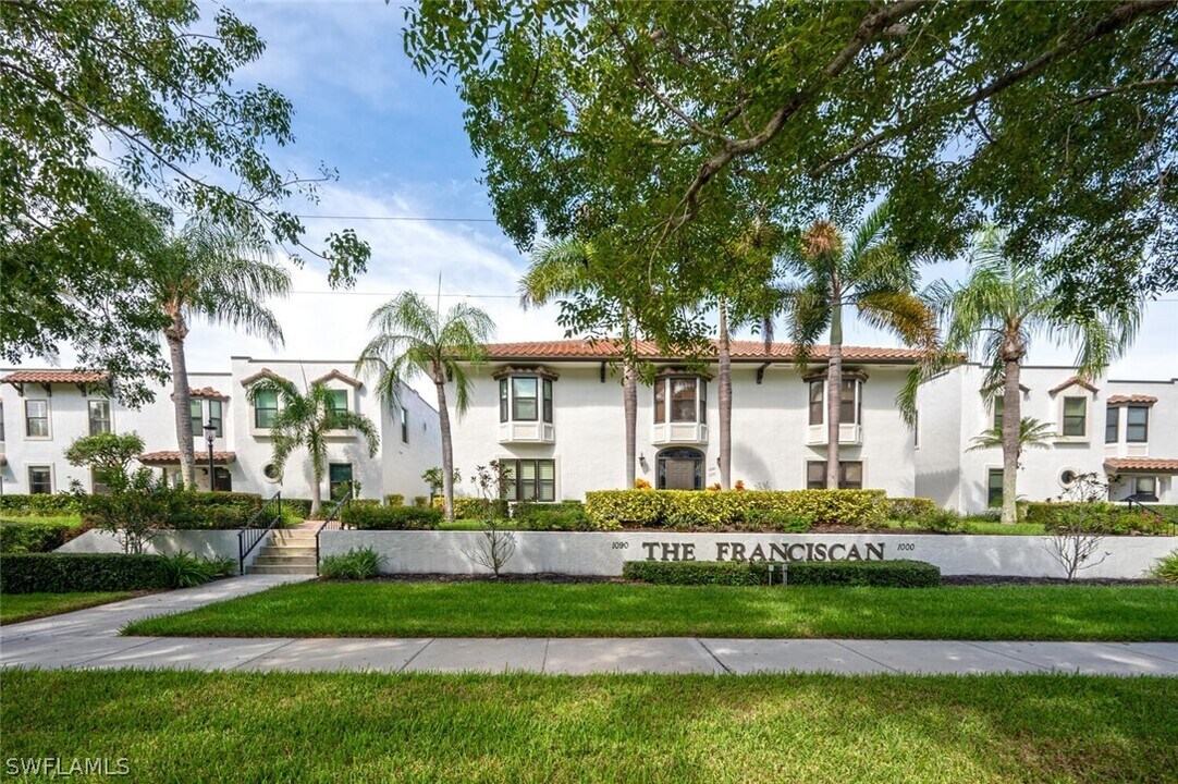 1080 6th St S in Naples, FL - Building Photo