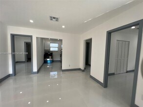 2441 NW 32nd St in Miami, FL - Building Photo - Building Photo