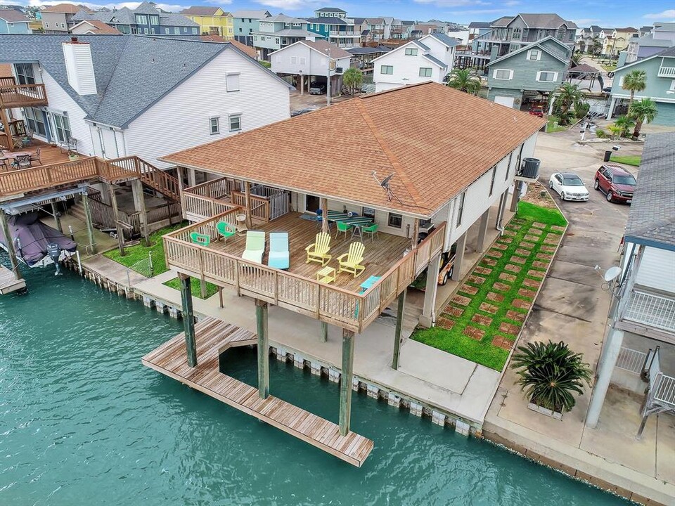 336 Admiral Cir in Tiki Island, TX - Building Photo