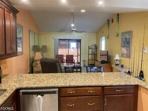 4919 Victoria Dr, Unit 4 in Cape Coral, FL - Foto de edificio - Building Photo