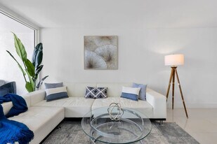 1717 N Bayshore Dr in Miami, FL - Building Photo