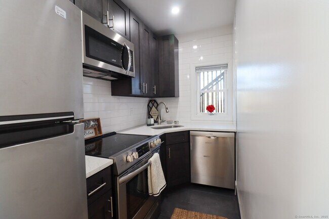 198 Montauk Ave in New London, CT - Building Photo - Building Photo