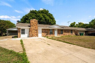810 S Western Hls Dr in Howe, TX - Building Photo - Building Photo