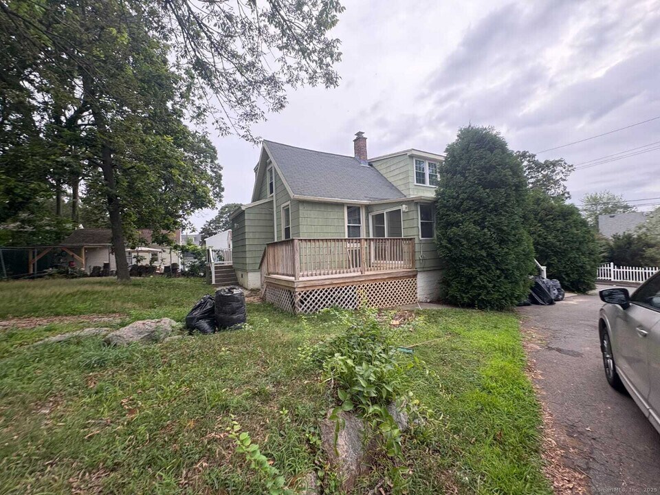 65 Short Beach Rd in East Haven, CT - Building Photo