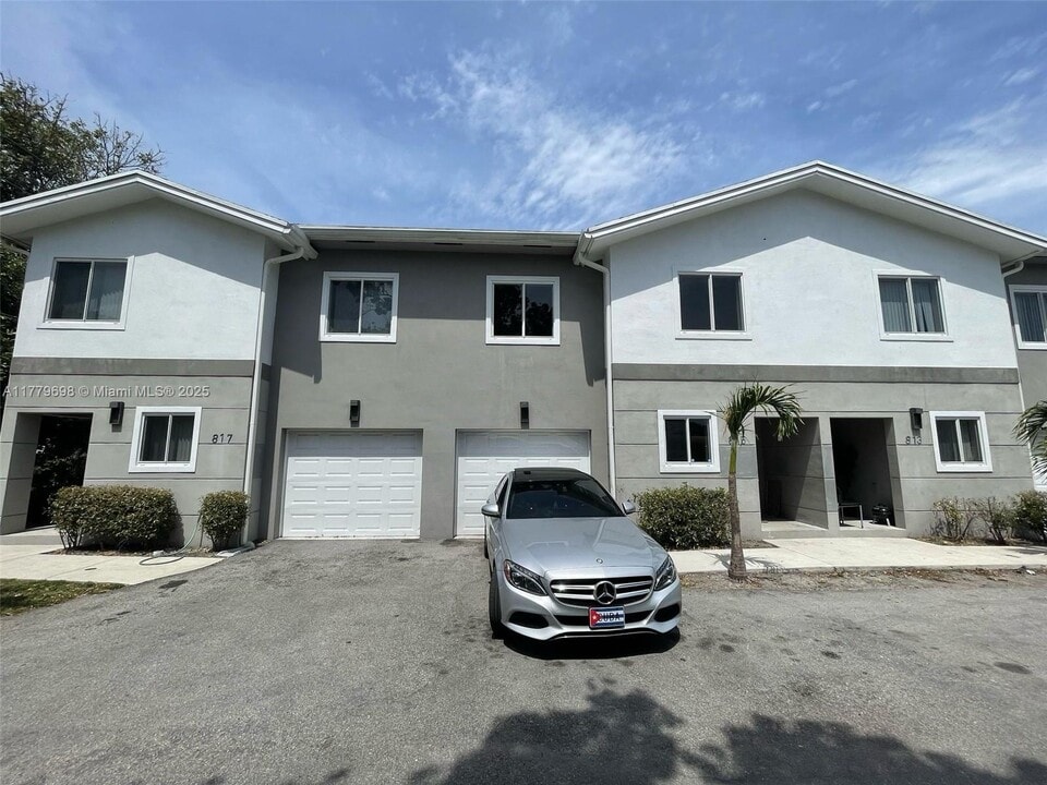 817 NW 3rd Ave in Fort Lauderdale, FL - Building Photo