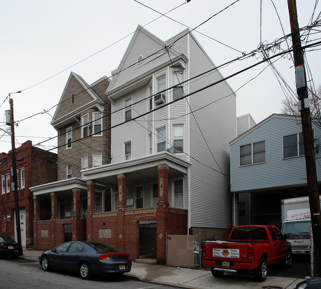 19 W 18th St in Bayonne, NJ - Building Photo - Building Photo