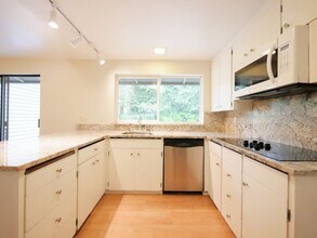 14469 NE 12th Pl in Bellevue, WA - Building Photo - Building Photo