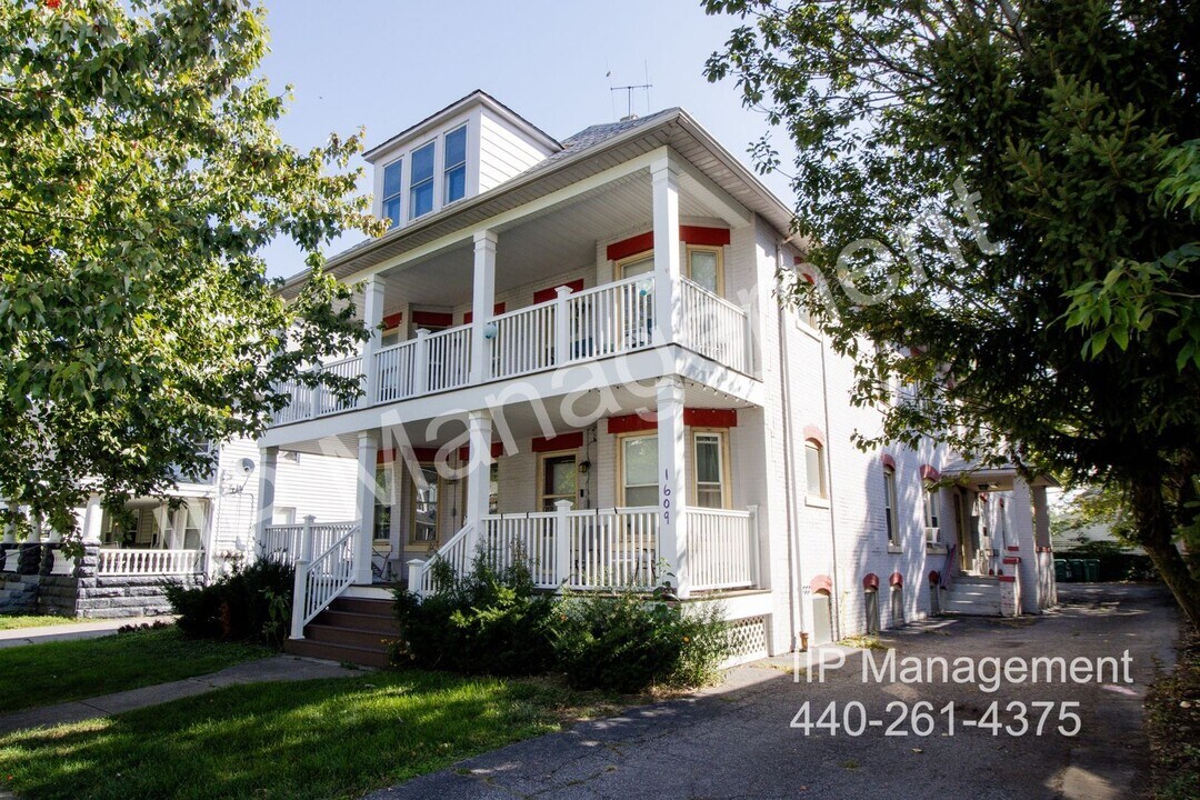 1609 Lakewood Ave in Lakewood, OH - Building Photo