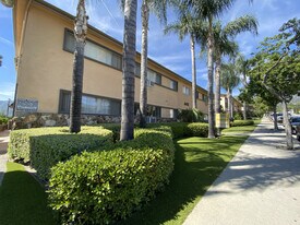 4415 Ocean View Blvd in Montrose, CA - Building Photo