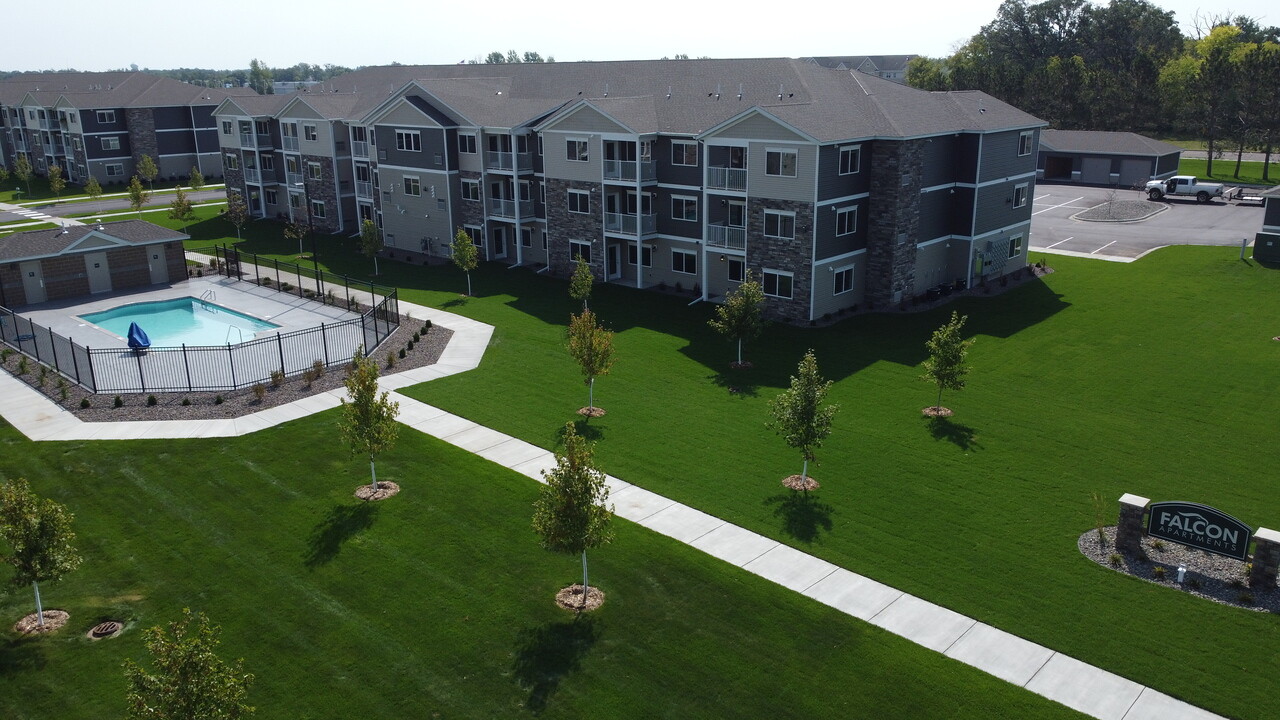 Falcon Apartments in North Branch, MN - Foto de edificio