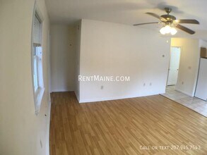 1837 Hammond St in Hermon, ME - Foto de edificio - Building Photo