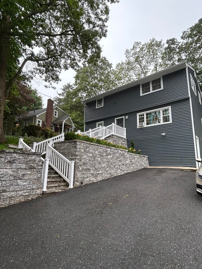 13 Pauline Pl, Unit B in East Northport, NY - Building Photo - Building Photo
