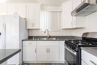 356 W Maple St, Unit 358 in Glendale, CA - Building Photo - Building Photo