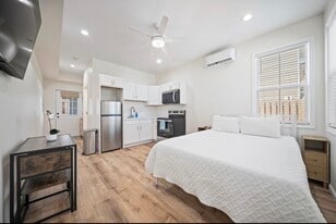 5069 Peachtree Ave, Unit Unit A in Wilmington, NC - Building Photo