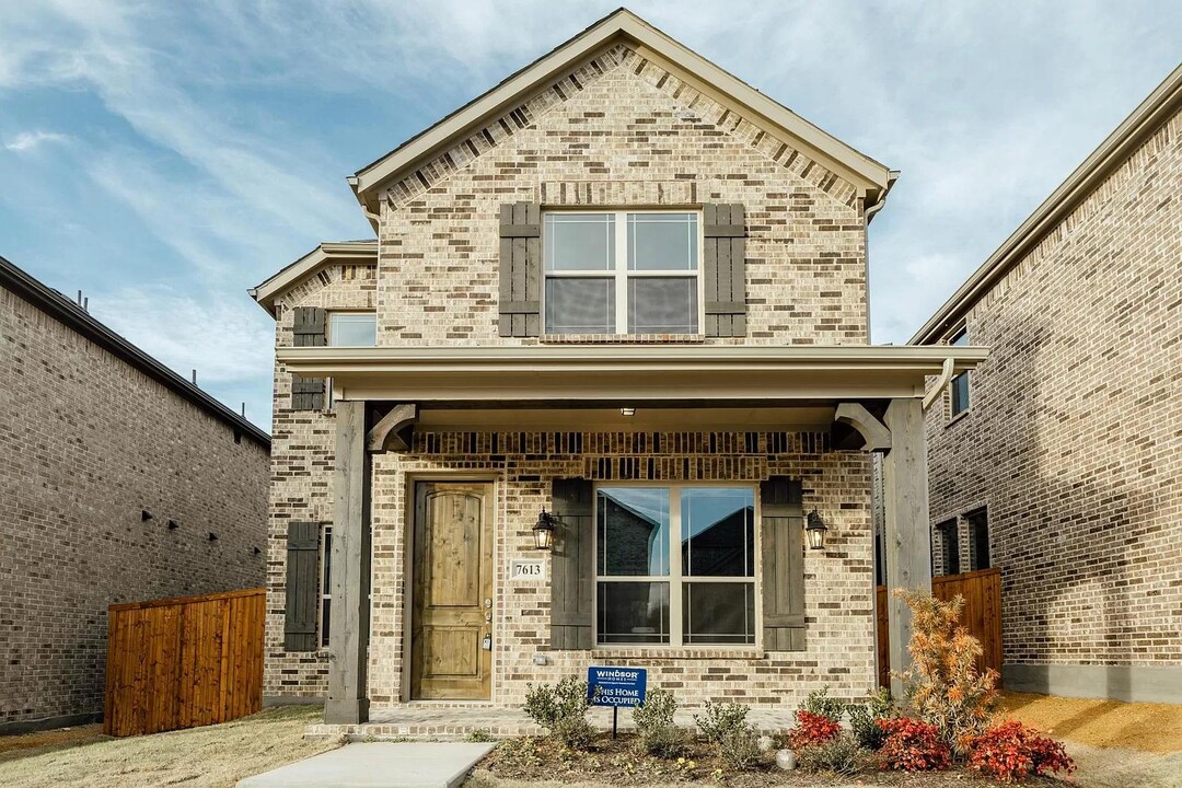 7613 Regal Ln in North Richland Hills, TX - Foto de edificio