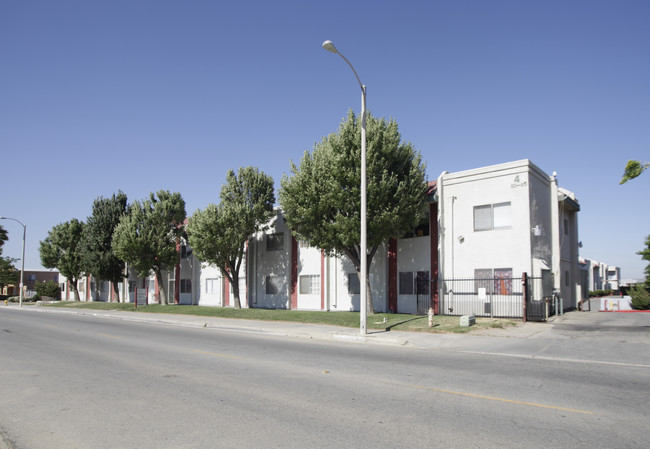 Desert Vista Apartments in Palmdale, CA - Building Photo - Building Photo