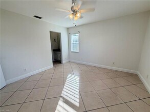 1392 Churchill Cir in Naples, FL - Foto de edificio - Building Photo