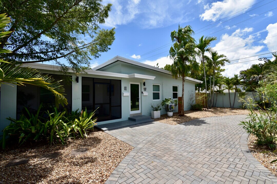 1904 NE 26th Dr, Unit 2 in Wilton Manors, FL - Foto de edificio