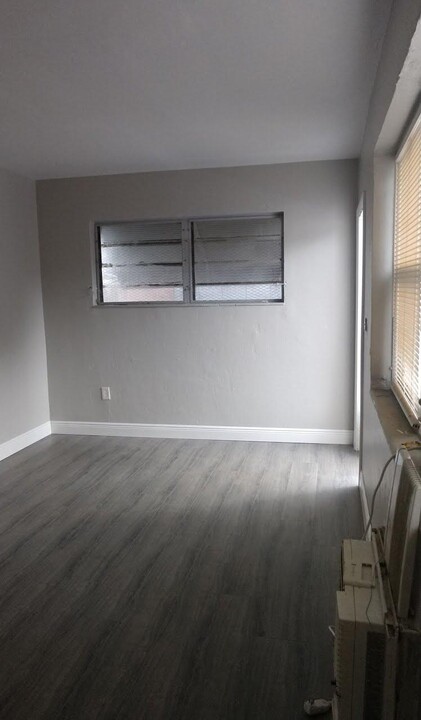2394 NE 137th St in North Miami Beach, FL - Foto de edificio