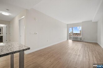 69 Main St in Fort Lee, NJ - Foto de edificio - Building Photo