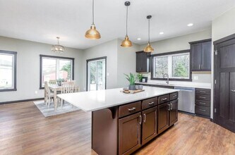 122 Cathy Jean Ct in Waterloo, IA - Building Photo - Building Photo