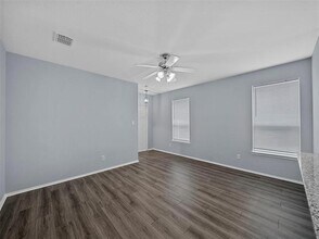 907 Jamie Dr in Grand Prairie, TX - Foto de edificio - Building Photo