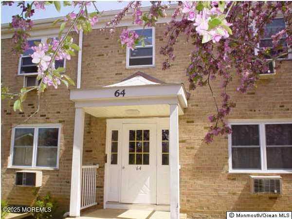 64 Manchester Ct in Freehold, NJ - Building Photo