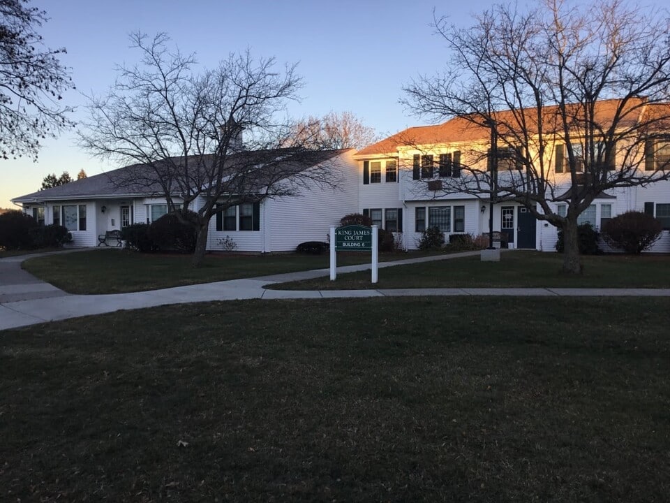 419 E River St in Orange, MA - Building Photo