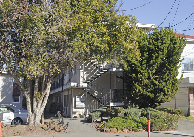 2233 Central Ave in Alameda, CA - Foto de edificio - Building Photo