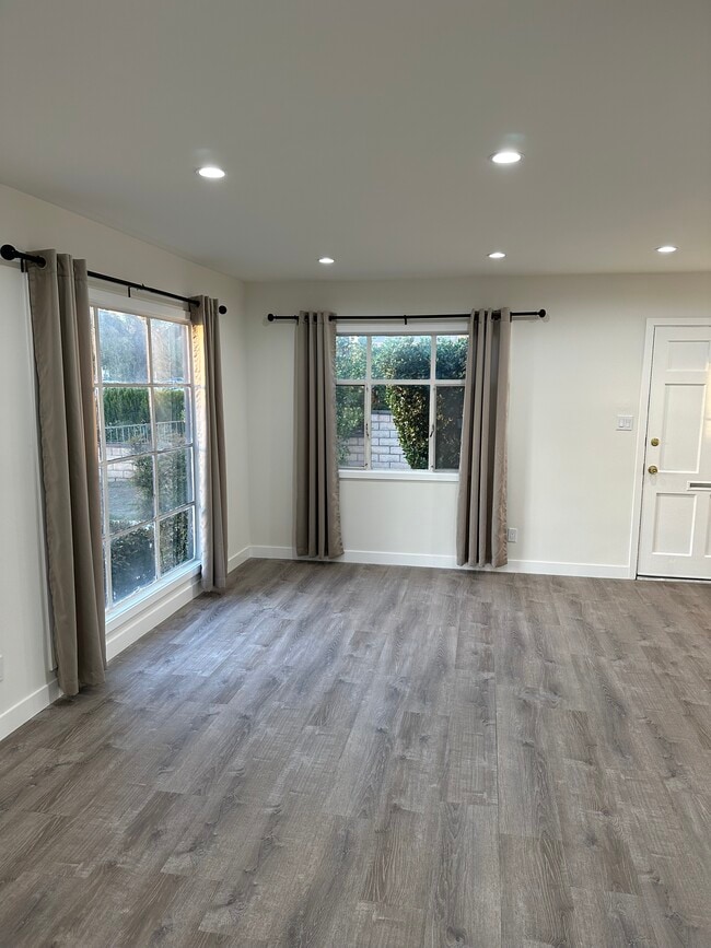 8532 Tilden Ave in Panorama City, CA - Foto de edificio - Building Photo